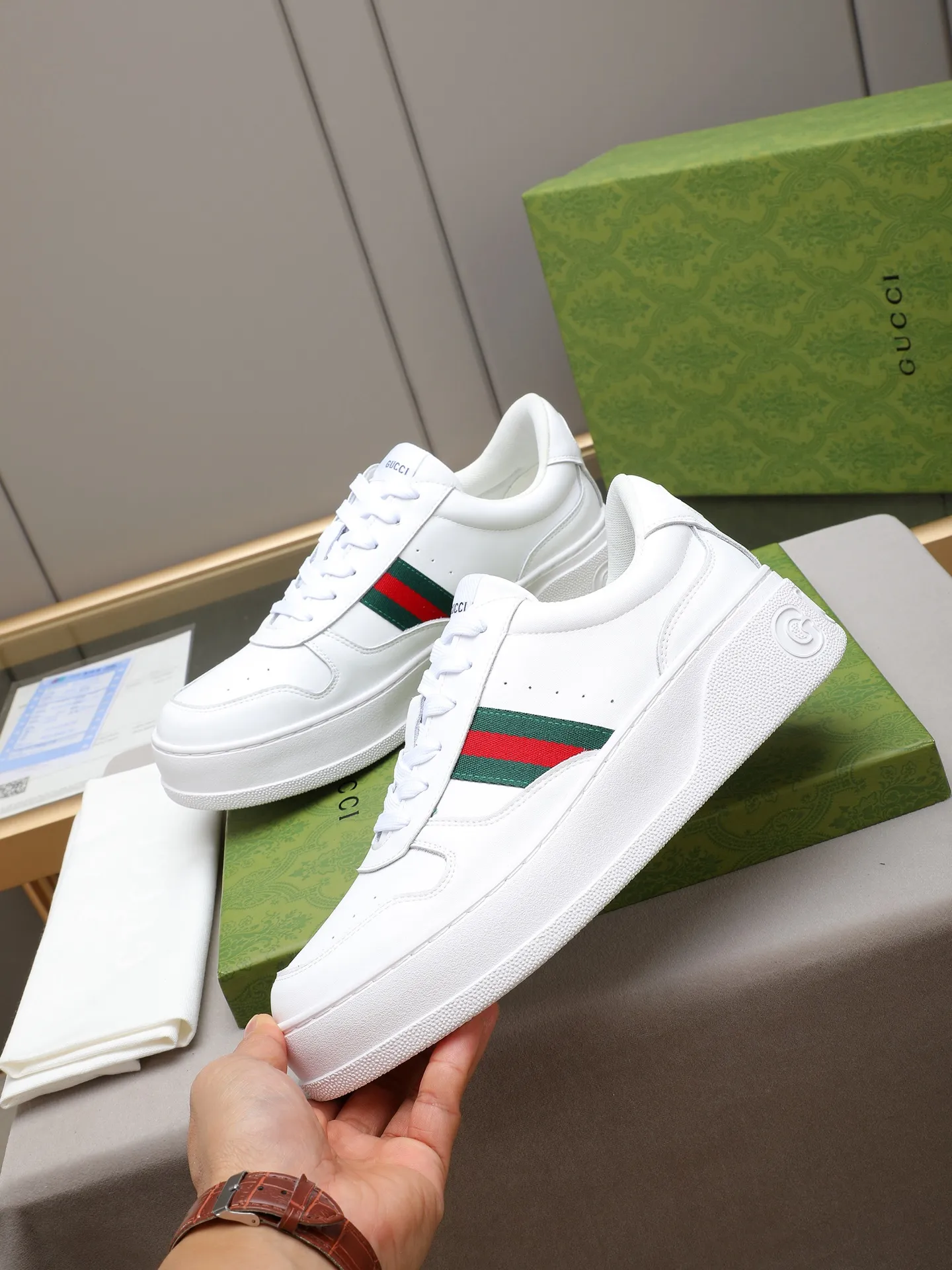 PP420 new men's shoes GUCCI fashion trend, made of first-layer calfskin➕breathable mesh lining! The foot feels super comfortable and the workmanship is impeccable. The original ultra-light outsole, size: 38-44 (45 customized), 5 colors to choose from!